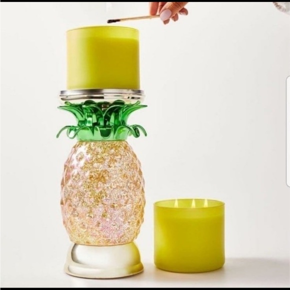 [Bath & Body Works] NWT PINEAPPLE GLITTER WATER-GLOBE LIGHT UP CANDLE
HOLDER - Picture 5 of 11